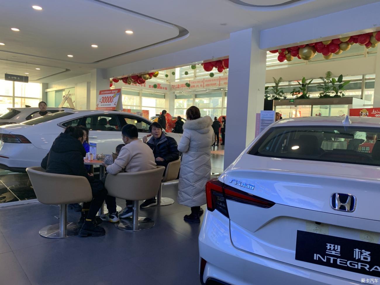 Year-end carnival at Guangben Ruisheng Store! Hand-made candied haws with strong Chinese New Year flavor, making car shopping a joy! 