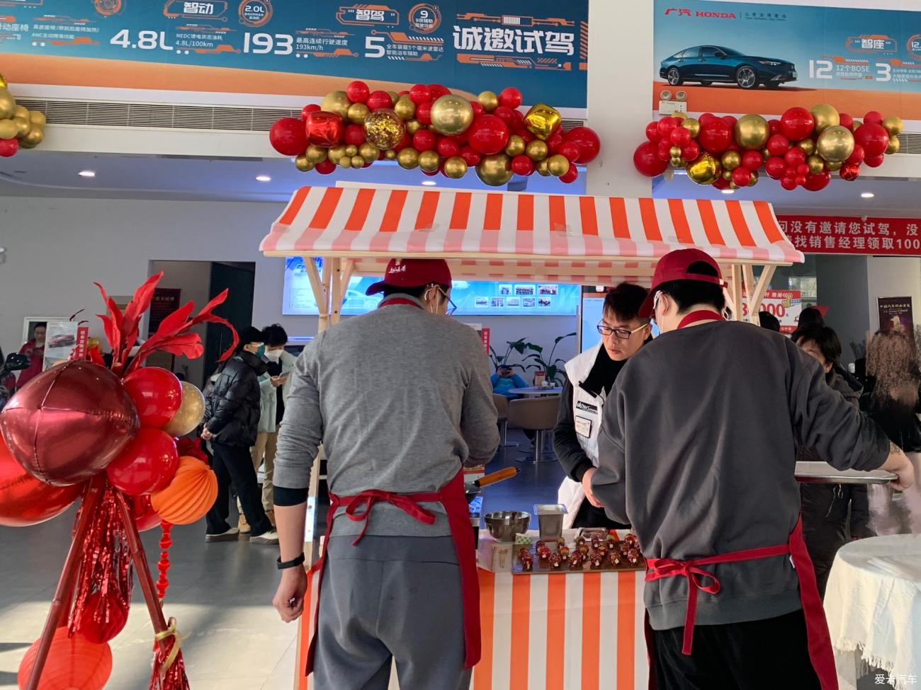 Guangben Ruisheng store year-end carnival! Hand-made candied haws with strong Chinese New Year flavor, making car shopping a joy! 