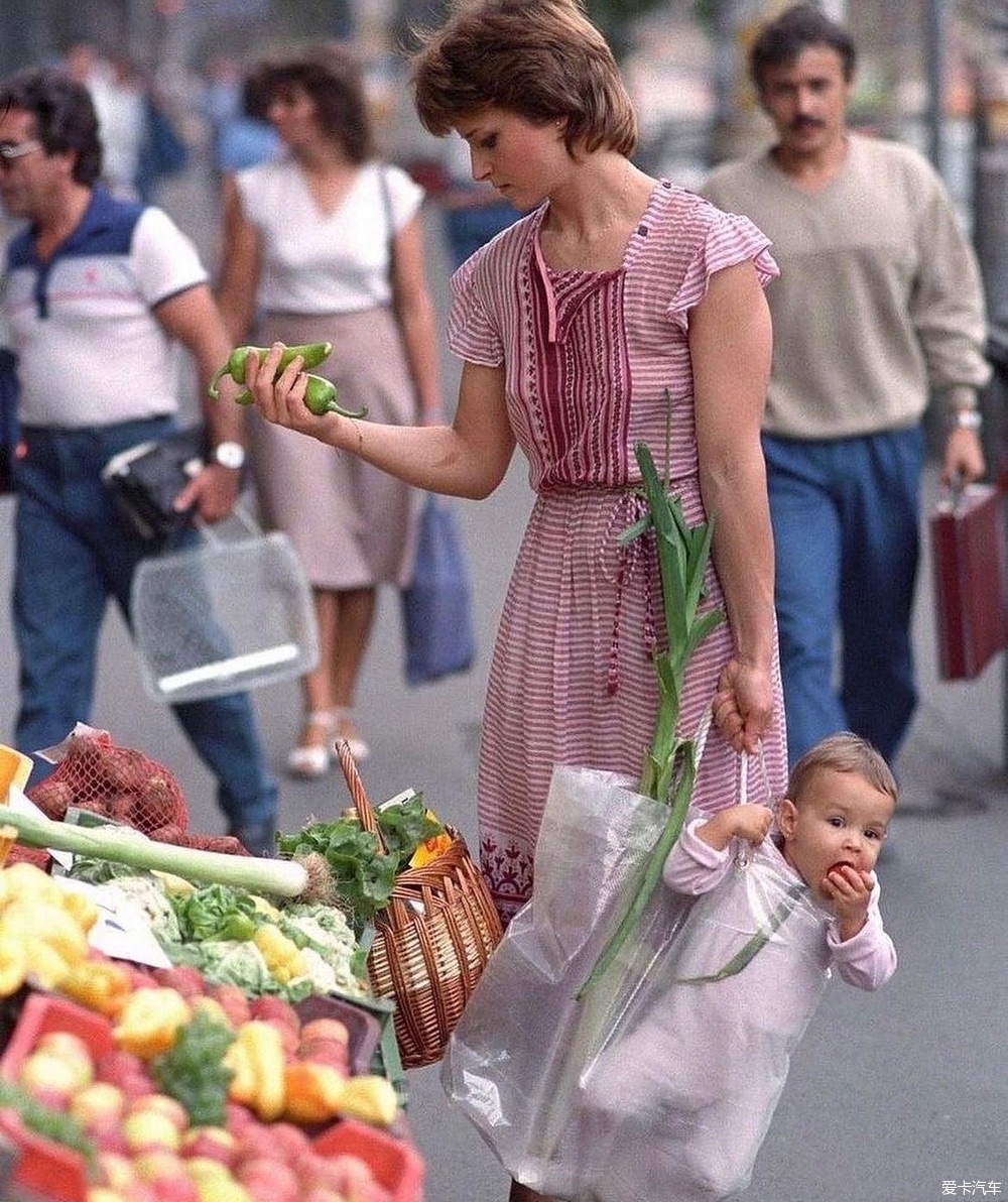  In 1987, mother and daughter were in the Budapest market. 30 years later, they re-filmed