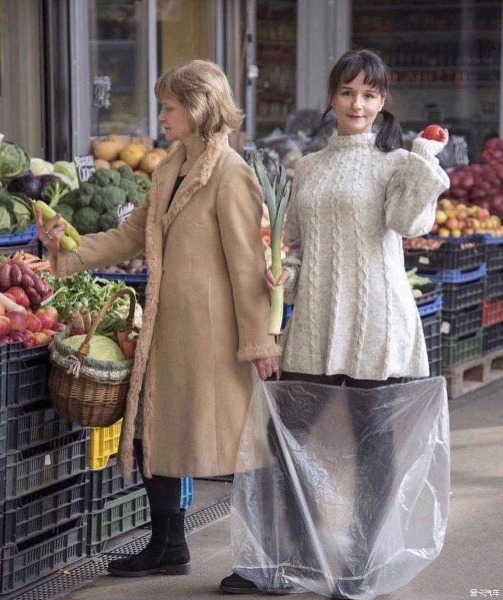 1987 , mother and daughter in the Budapest market, 30 years later, they re-filmed