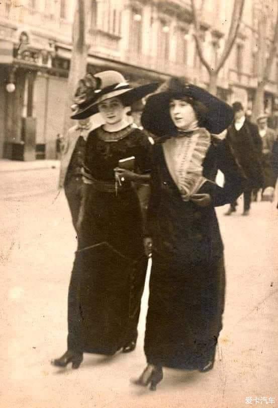 1911 In 2016, Barcelona, ​​two ladies strolled along La Rambla