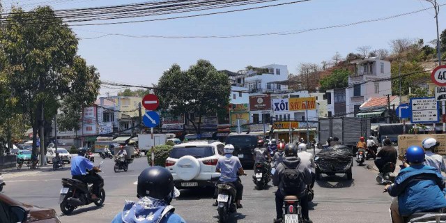 在越南买个体重秤有多难？坐了1个多小时的摩托车，哎！