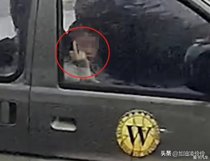 The man gave the car the middle finger but was given the "middle finger" by the child ! The whole city is looking for someone to apologize, and his father speaks out