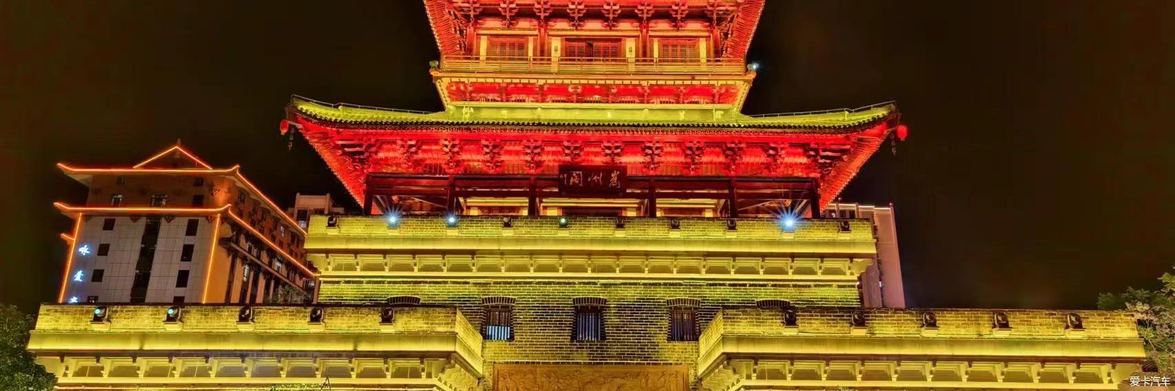 路虎车友游览夜景古塔