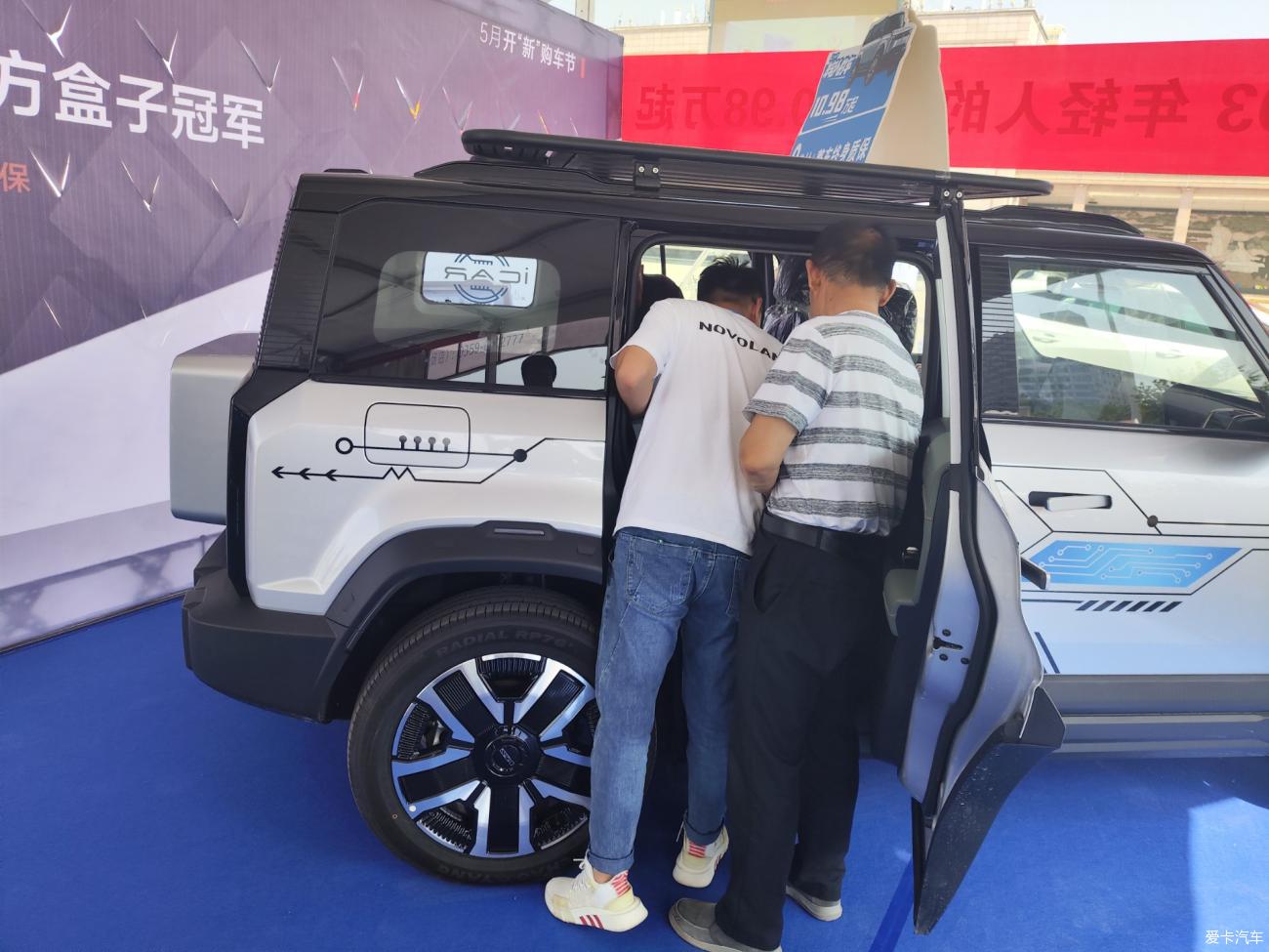 Summer fun: Nanfeng Plaza Auto Show attracts citizens to experience it in person! 