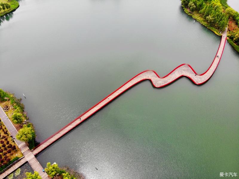 【春与夏之记】红色丝飘带——东沙湖闪电桥（有航拍）