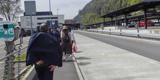 （欧洲八国行82）瑞士金色山口列车—欣赏沿途风景