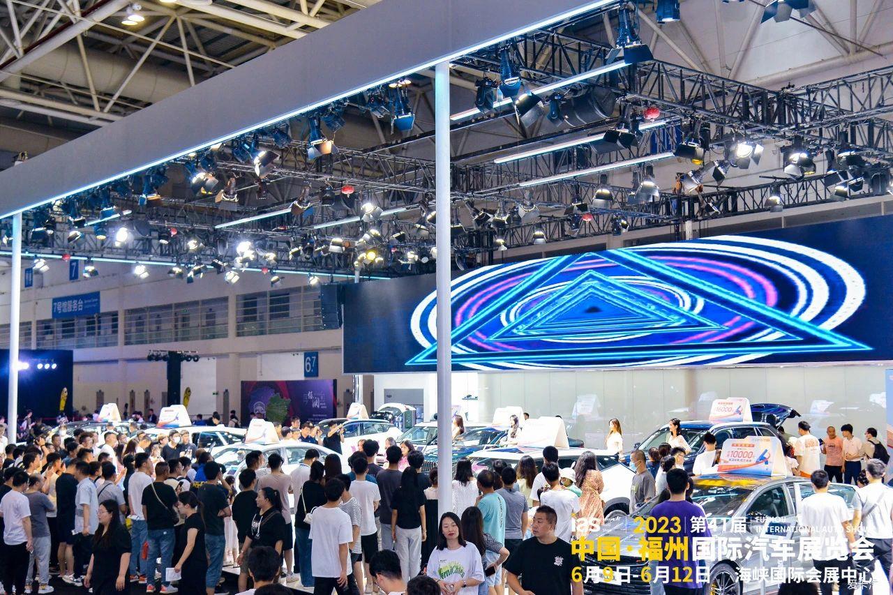 See you at Dragon Boat Festival , about a million car models parachuted into the Fuzhou Auto Show across the Taiwan Strait, and it was easy to meet them up close! 