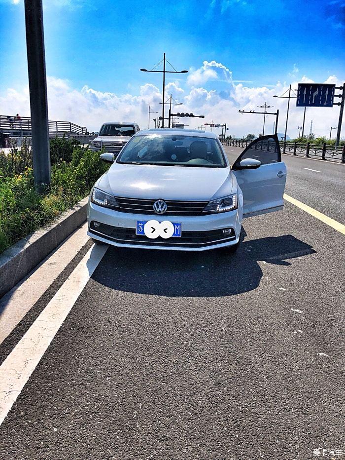 The female car owner modified Osram xenon headlights and the original car screen reversing image. 