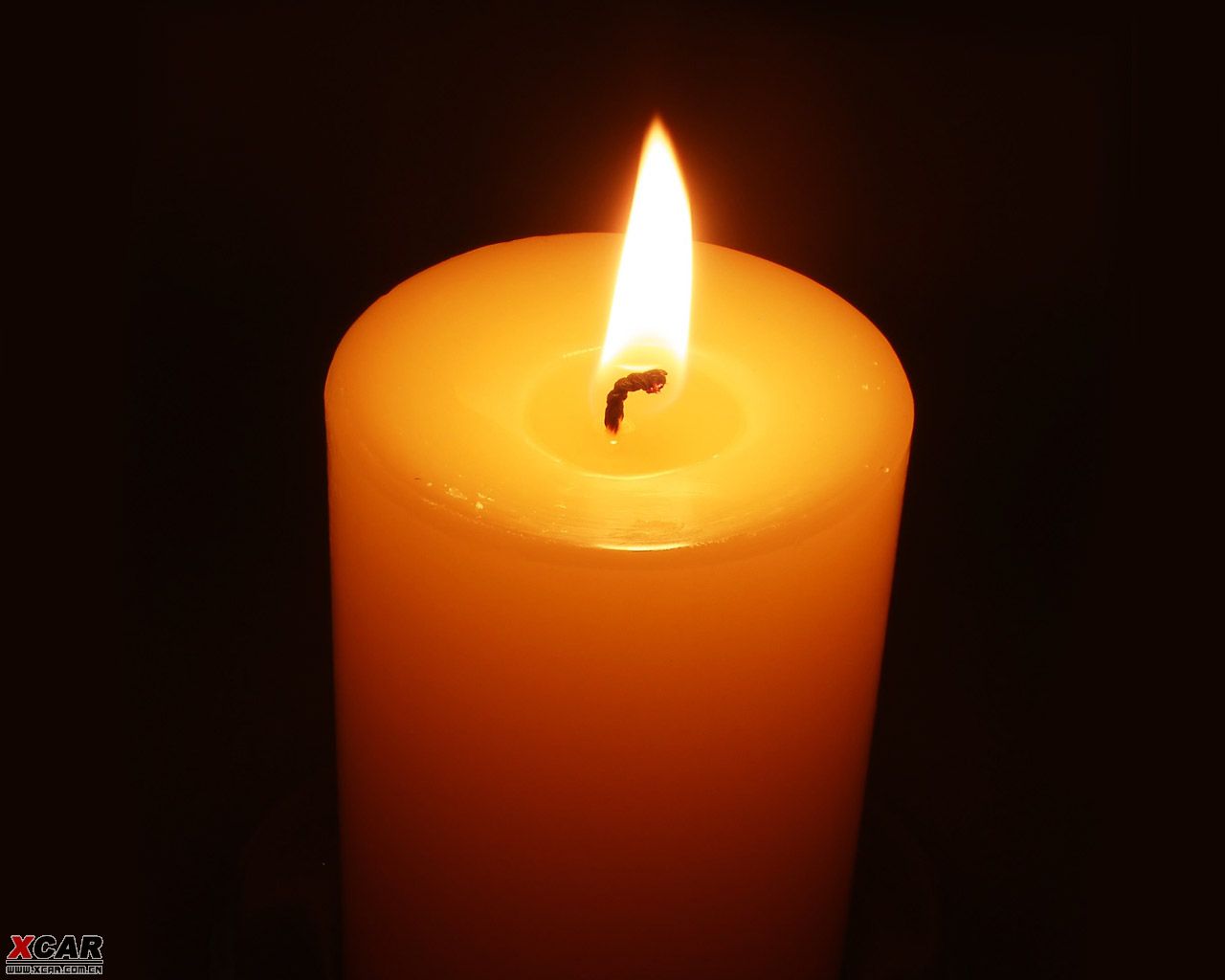 为地震中死难者点燃一只蜡烛