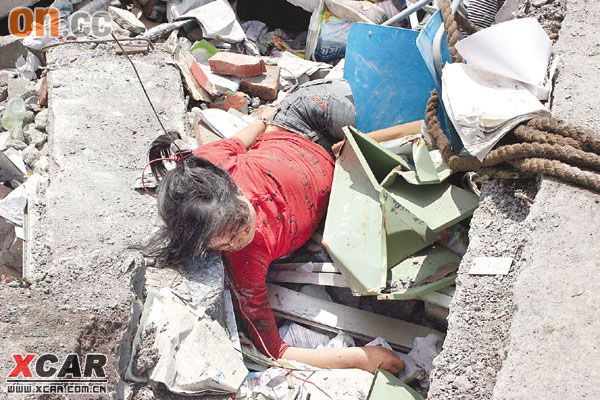 汶川地震中死去的美女图片